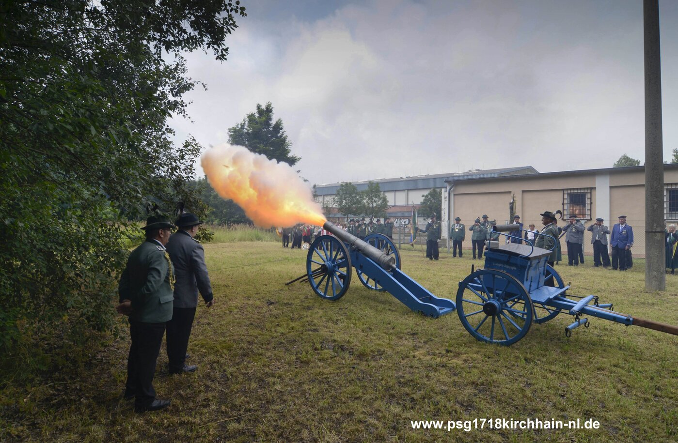 Salutschuß vorm Schützenheim